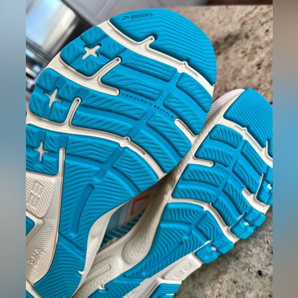 Brooks Adrenaline GTS 23 Women's Coconut Papaya - Picture 8 of 15